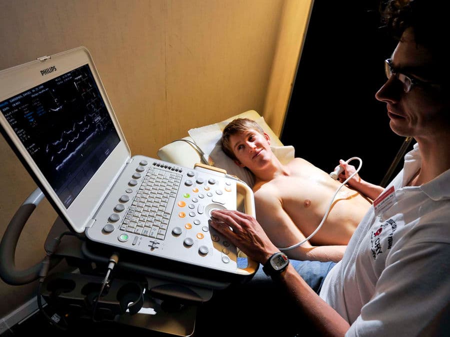 Exame cardiológico e avaliação clínica do coração